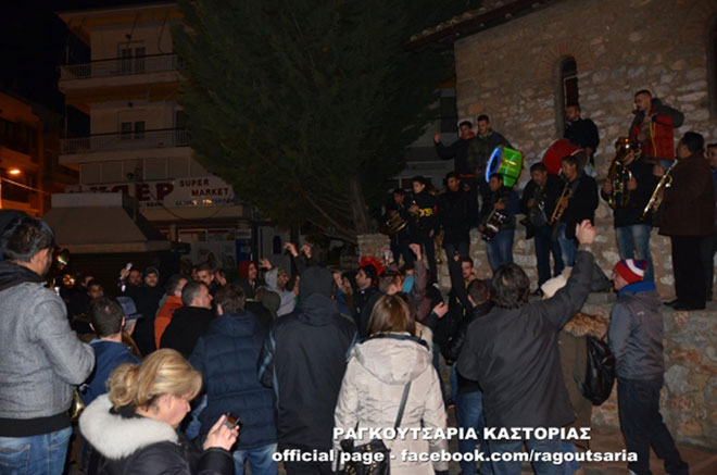 Ξημέρωμα Χριστουγέννων στην πλατεία Ομόνοια Καστοριά (φωτογραφίες - video)